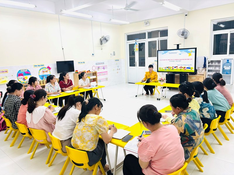 Nhà trường tổ chức tập huấn cho Cán bộ quản lý và giáo viên về  Luật bảo vệ trẻ em và chống bạo hành trẻ em 