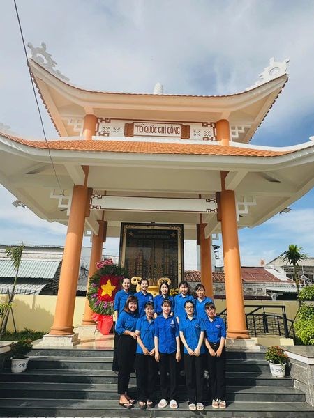 Chi đoàn trường Mầm non Bé Ngoan 1 đã đến dâng hoa, dâng hương tại Nhà bia ghi danh liệt sĩ Thị trấn Hóc Môn