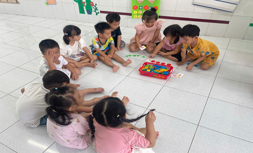 Giờ học:  Đếm và nhận biết số lượng trong phạm vi 5  lớp Sơn ca 1