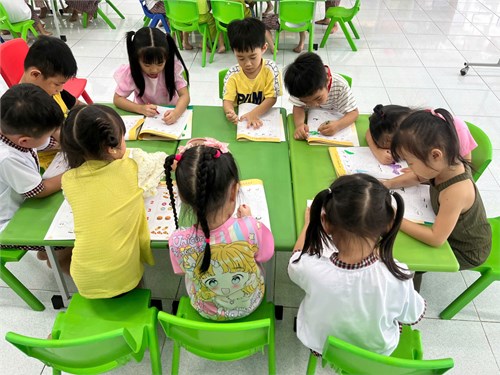 Giờ học của các bé lớp Sơn ca 2