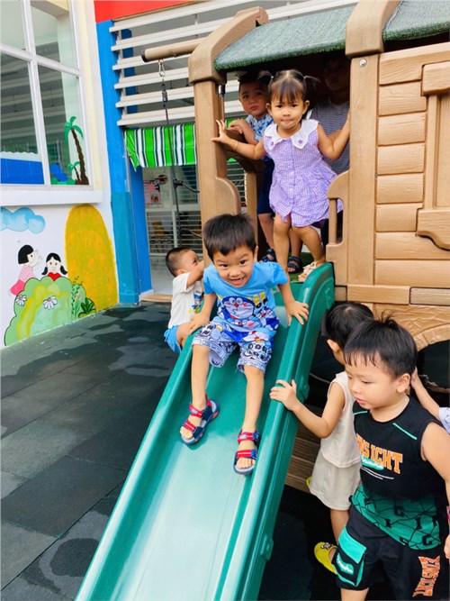 Hoạt động ngoài trời của các em lớp Họa mi 1