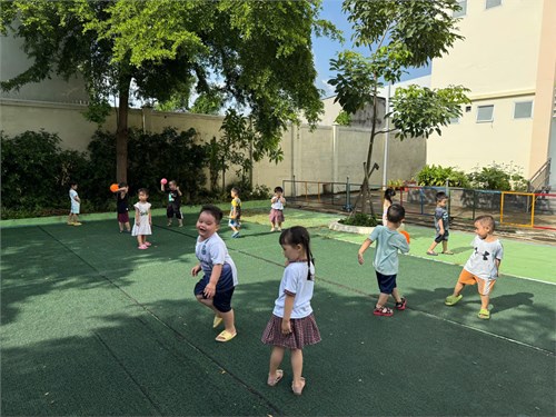 Hoạt động: bé làm quen với bộ môn đá bóng lớp họa mi 1