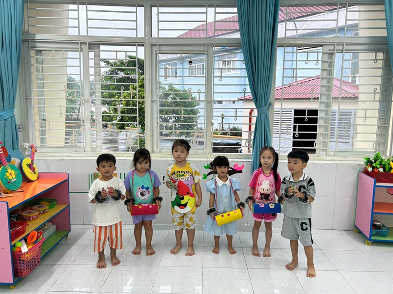 Các bạn nhỏ lớp Sơn ca 4 cùng nhau tập hát bài  Đêm trung thu 