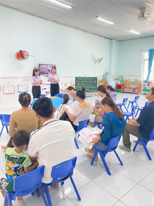 Họp Phụ huynh đầu năm tại lớp của giáo viên khối Lá  (5-6 tuổi)