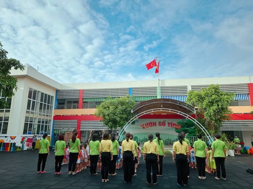 Chào cờ thứ hai đầu tuần của các em học sinh Trường MN Bé Ngoan 1