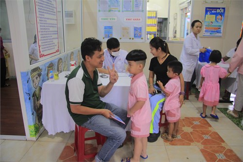 Vì sức khỏe của con. Phụ Huynh và Bác Sĩ đang tích cực trong đợt tiêm vacxin sởi