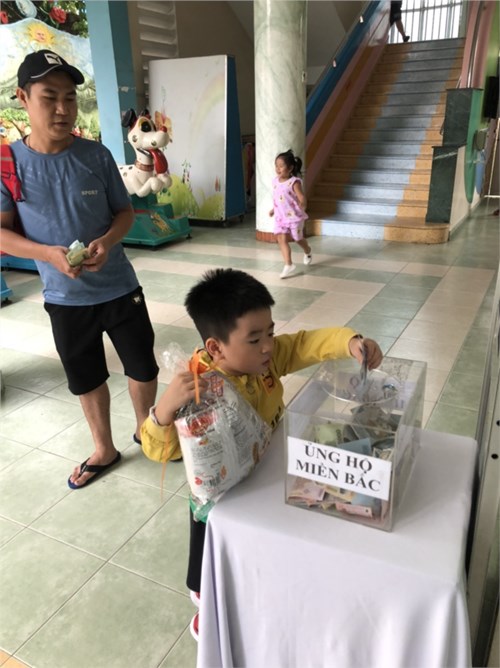 Sống vui là sống cho đi, Cùng nhau chia sẻ bánh mì chén cơm. Tiền nhỏ nhưng tình chất cao, kể sao cho xiết tình người chứa chan. Cho nhau với một nụ cười, đời người trả lại muôn ngàn niềm vui.