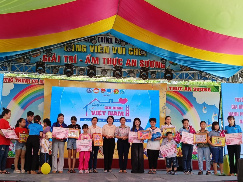 Hội thi vẽ tranh gia đình hạnh phúc.