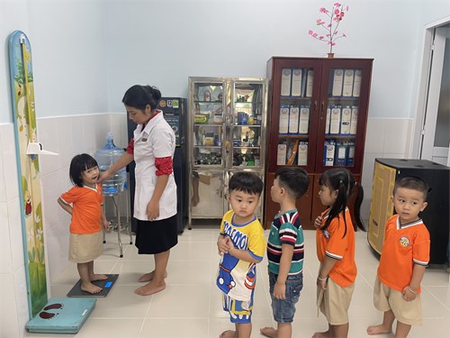 Trường Mầm non Họa Mi 2 cân đo trẻ đầu năm học 2024-2025