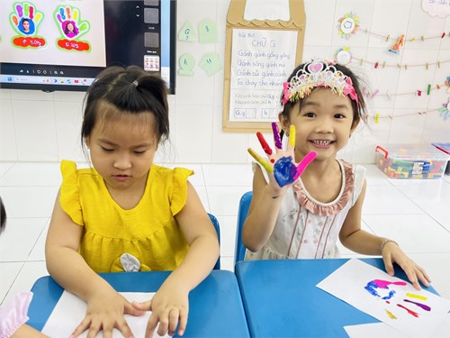 Tạo hình bàn tay với màu nước