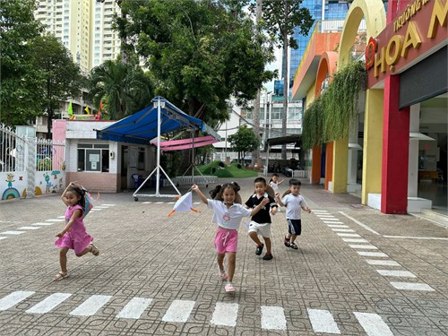 Tạo hình: bé làm con diều - lớp chồi