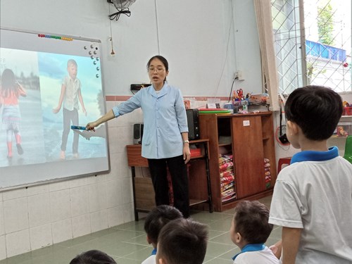 Các bé lớp 3-4 tuổi Mầm 1 tìm hiểu về tên gọi và cách giữ gìn bộ phận sinh dục
