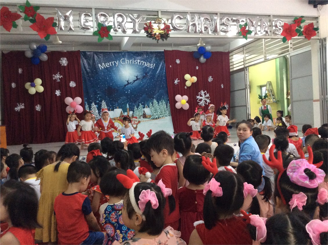 Bé vui lễ hội Trung Thu 2020