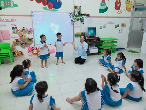 Giờ học hát bài  Nắng sớm  của các bé lớp mẫu giáo 3-4 tuổi