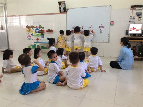 Dạy kĩ năng nhận quà bằng 2 tay cho các bé lớp Mẫu giáo 3-4 tuổi
