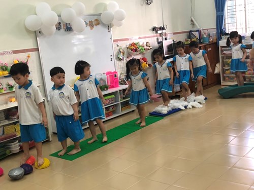 Giờ học khám phá đôi bàn chân của các bé lớp mẫu giáo 4-5 tuổi