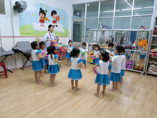 Các bé lớp mẫu giáo 4-5 tuổi đánh trống theo tiết tấu chậm bài  Vì sao con chim hót 