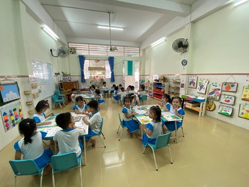 Cùng các bé lớp Chồi 3 làm họa sĩ