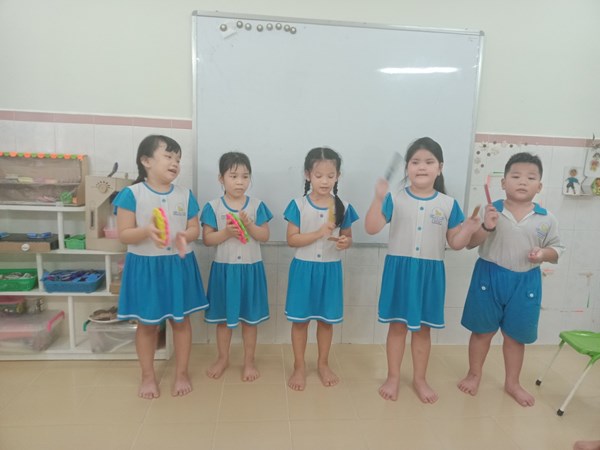 Các bé lớp mẫu giáo 5-6 tuổi với giờ học vận động theo tiết tấu phối hợp bài  cho tôi đi làm mưa với 
