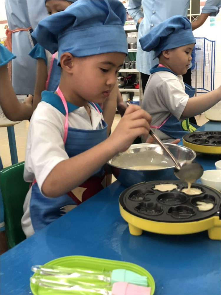 Các bé lớp mẫu giáo 5-6 tuổi  làm bánh Đôrêmon
