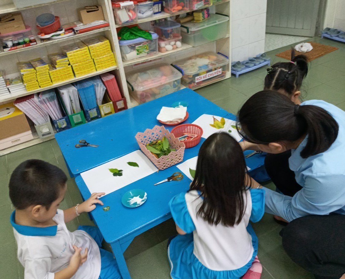 Các bé lớp mẫu giáo 3-4 tuổi tạo hình ngỗ nghĩnh từ lá cây