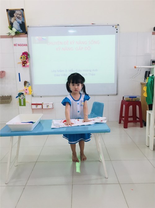 Các bé lớp mẫu giáo 3-4 tuổi học kĩ năng gấp quần áo