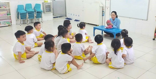 Khám phá quả thanh long cùng các bạn lớp mầm 3 nhé