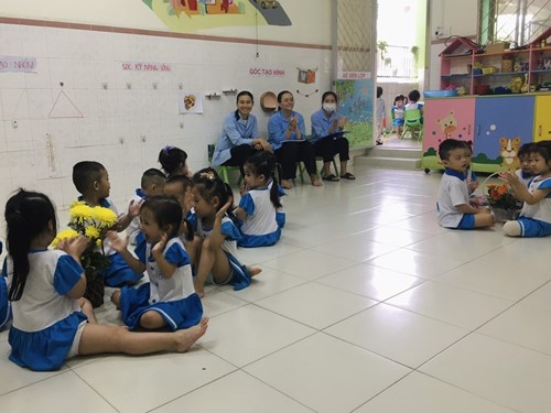 Nhận biết một số loại hoa quen thuộc của các bé lớp mẫu giáo 3-4 tuổi