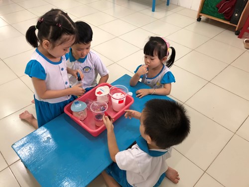 CÁc bé lớp mẫu giáo 3-4 tuổi làm thí nghiệm sự phun trào của núi lửa