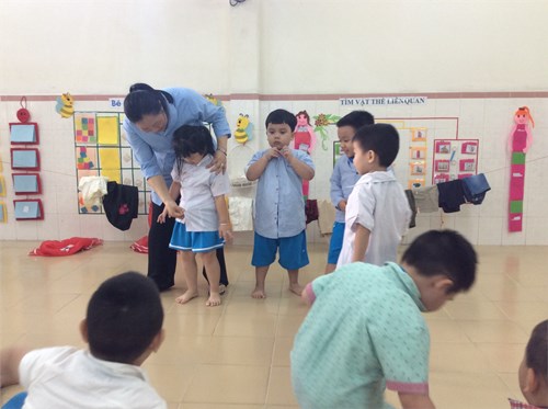 Giờ học kĩ năng cài cúc áo của các bé lớp Mẫu giáo 4-5 tuổi