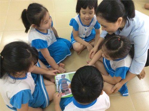 Một giờ học của các bé lớp Mẫu giáo 5-6 tuổi - Dạy trẻ biết chia sẻ