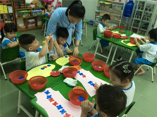 Cá bé lớp mẫu giáo 3-4 tuổi học xếp xen kẽ