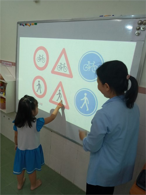 Giờ học nhận biết hình tam giác, hình chữ nhật của các bé lớp mẫu giáo 3-4 tuổi