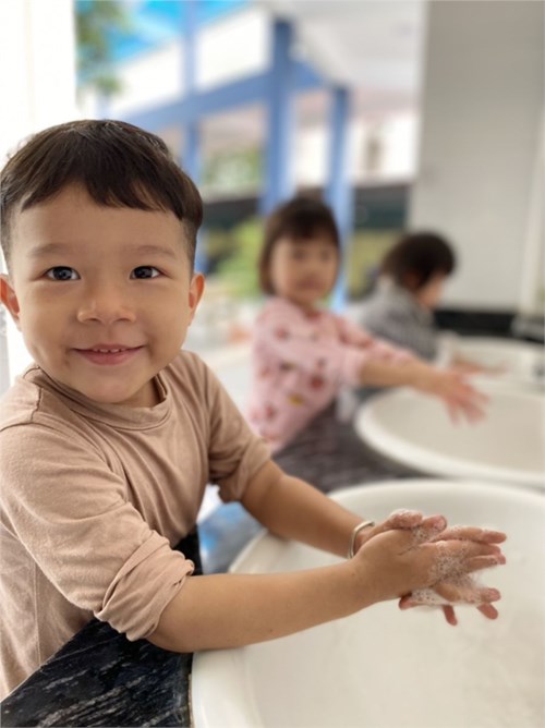 Dạy bé kỹ năng rửa tay