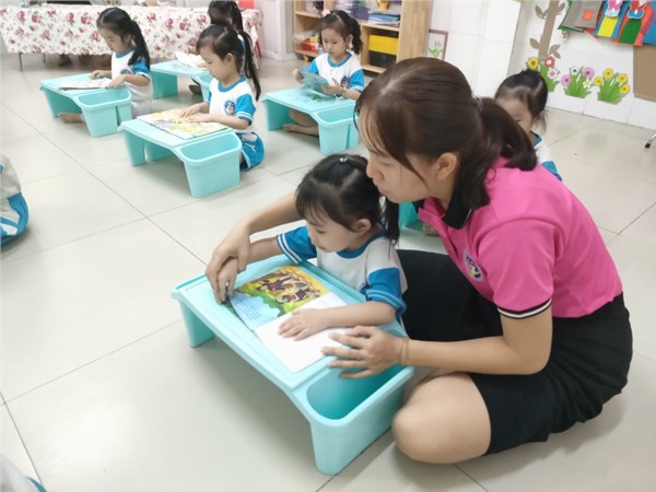Dạy kỹ năng cầm sách và lật sách cho bé từ 3 - 4 tuổi