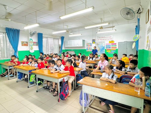 Trường Mầm Non 10A: Tổ chức cho trẻ mầm non 5-6 tuổi tham quan trường tiểu học Phú Thọ Hòa