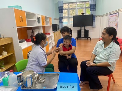 Trường Mầm non 10A phối hợp với Trạm y tế Phường 10 tổ chức tiêm chủng vắc xin phòng, chống bệnh sởi tại trường. Sau đây là một số hình ảnh hoạt động trẻ được tiêm sởi.
