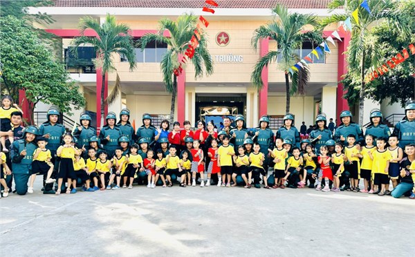 Các bé lớp lá Trường mầm non 10 tham quan doanh trại bộ đội NH 2023-2024