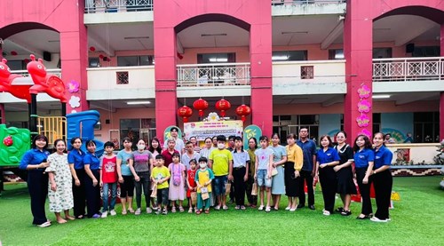 Chi đoàn trường mầm non 10-Tết trao yêu thương