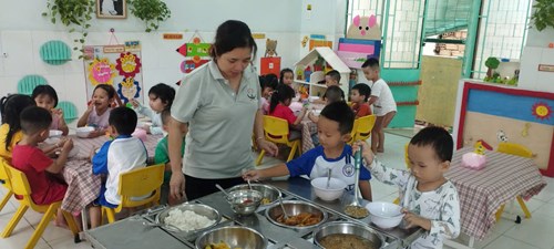 Các bé lớp chồi 2 ăn tiệc buffet .