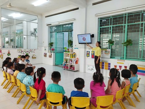 Hình ảnh các bé lớp chồi 2 hưởng ứng tháng an toàn giao thông.