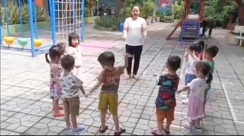 Lĩnh vực phát triển kỹ năng xã hội
Đề tài: Tập bước lên bậc thang