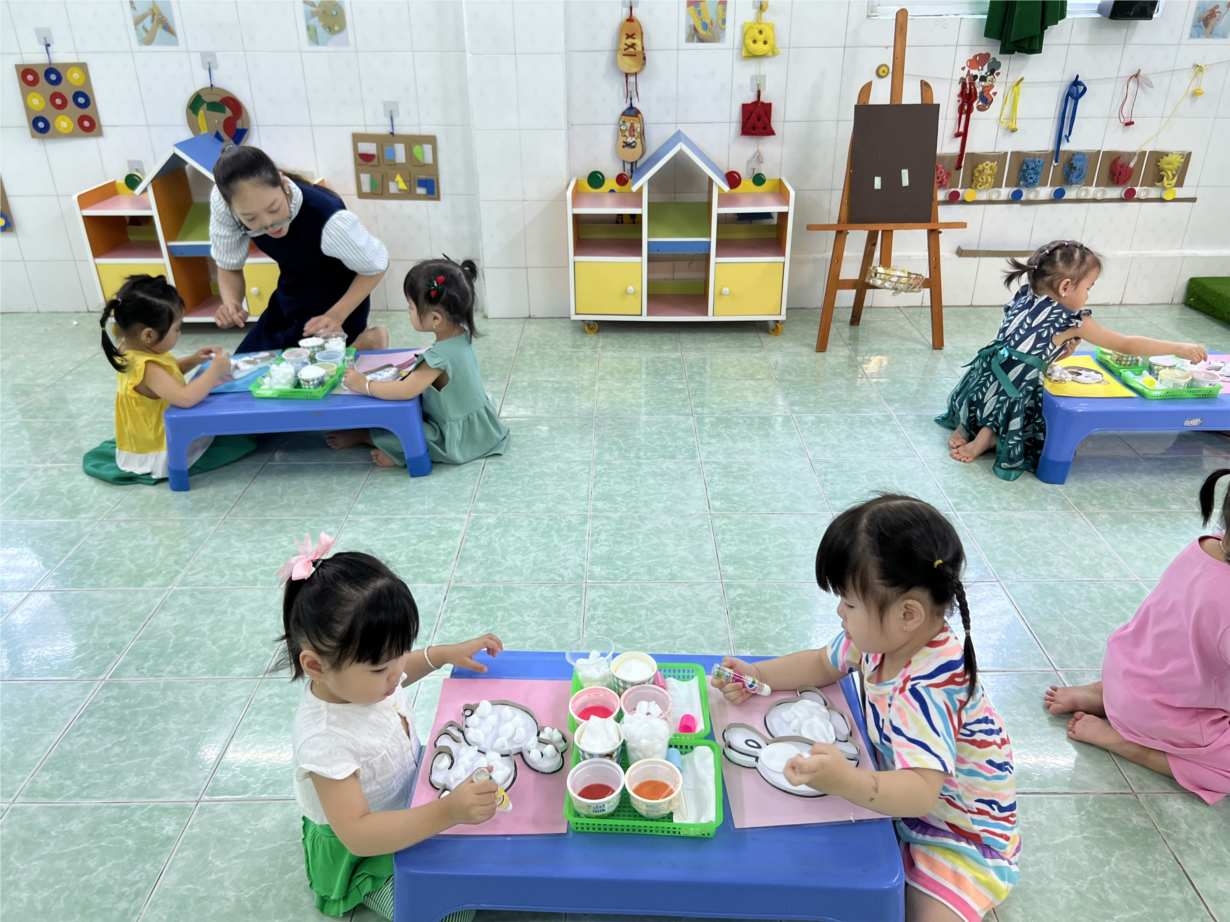 Bé tạo bộ lông sắc màu cho các con vật