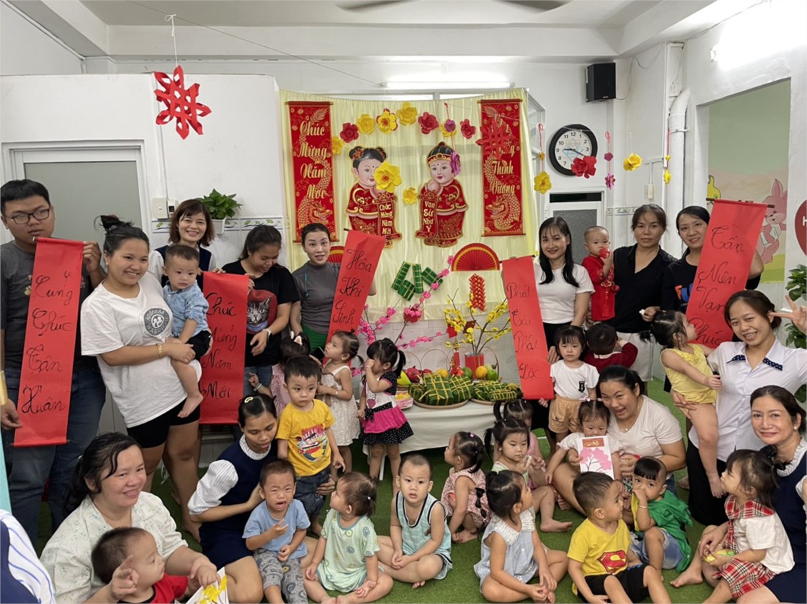 Cha mẹ cùng bé trang trí xuân 2024