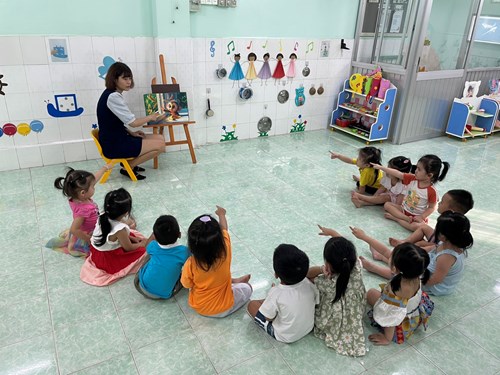Kể chuyện:   Khỉ con ăn chuối 