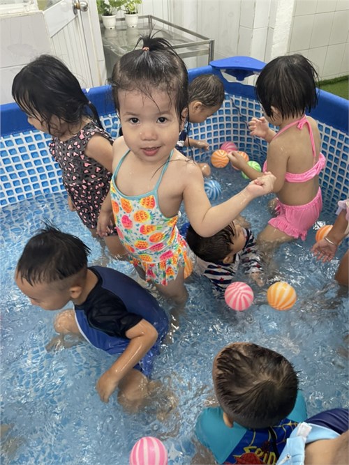 Bé hoạt động với nước