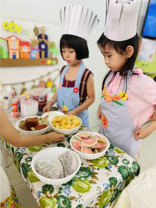 Hình ảnh bé chơi góc