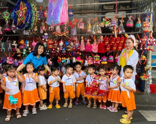 Các bé khối nhà trẻ - mầm tham quan phố lồng đèn