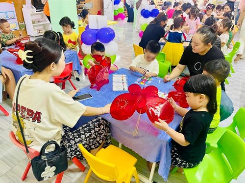 Tiệc buffet sáng cùng ba mẹ của các bé khối chồi