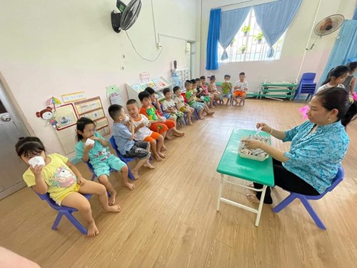 Ngày 08/10/2024 nhà trường tổ chức cho các bé uống tẩy giun lần 1